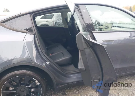 2022 Tesla Model Y Long Range Dual Motor All-Wheel Drive z USA, uszkodzony, nr VIN 7SAYGDEE8NF576652